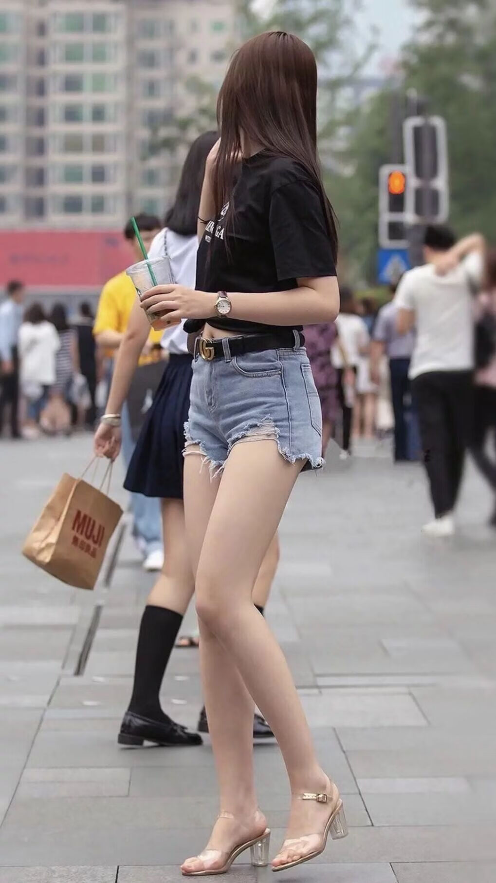 梅西率队轻松取胜，巴萨升至积分榜第三，梅西高薪续约巴萨